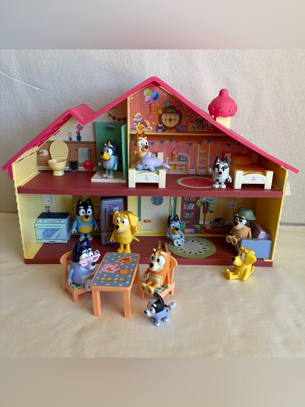Bluey Heeler Celebration Home With Furniture and 11 Figures